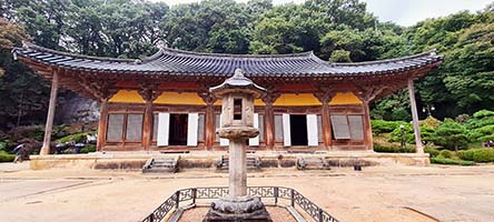 La lanterna di pietra del tempio di Buseoksa e la Muryangsujeon Hall