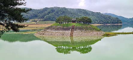 Tempietto al centro del lago presso la scuola confuciana di Dosanseowon