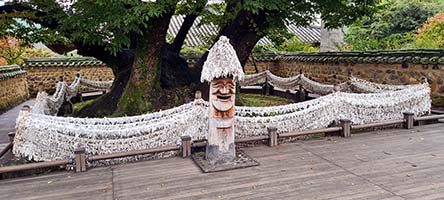 Totem presso l'albero sacro del villaggio di Hahoe