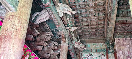 Sculture lignee nel soffitto di una pagoda del tempio di Tongdosa