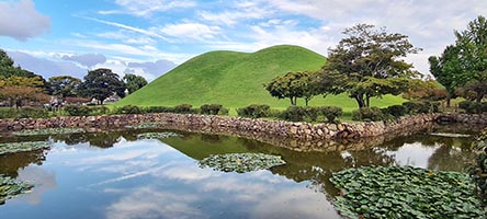 Laghetto nel parco dei tumuli di Gyeongju