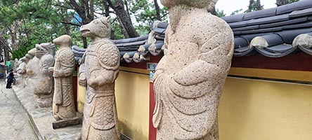 Il viale di accesso al tempio buddista di Haedong Yonggungsa