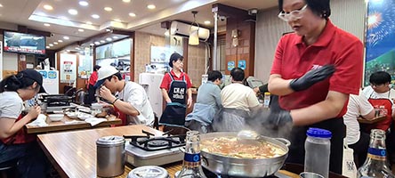 Zuppa di pesce al tavolo in un un ristorante di Busan