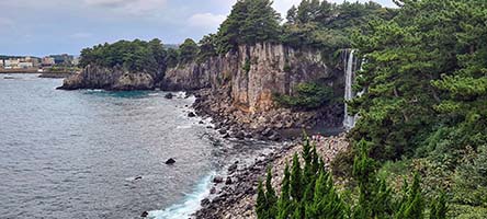 La cascata Jeongbang a Seogwipo nell'isola di Jeju