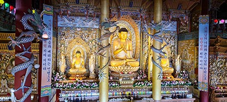 Il grande Buddha nalla sala principale del tempio di Yakcheonsa a Jeju