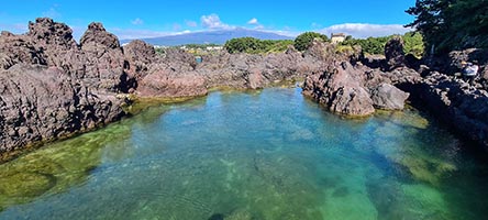 Il monte Halla riflesso nella piscina naturale Socheonji lungo l'Olle Trail nr.6 a Jeju