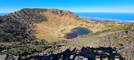 Il laghetto al centro della caldera sommitale del monte Halla