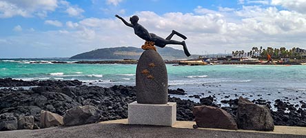 Statua alle pescatrici coreane di perle lungo il sentiero Olle  Trail nr.19 a Jeju