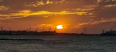 Tramonto dalla strada costiera di Sineom-ri lungo l'Olle Trail nr. 16 a Jeju