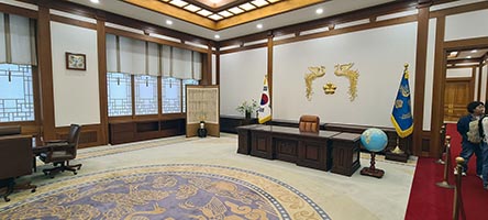 Lo studio presidenziale all'interno del Palazzo Presidenziale Blu di Seoul