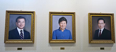 Ritratti degli ultimi tre presidenti della Corea nel Palazzo Presidenziale Blu di Seoul