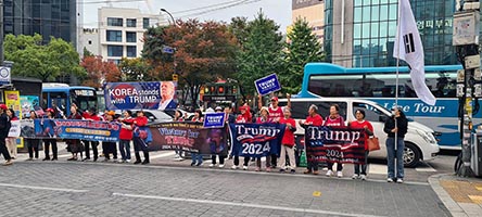 Manifestazione pro-Trump in centro a Seoul sei giorni prima delle elezioni USA