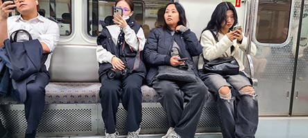 Gli altri due dei quattro Sulla metro di Seoul