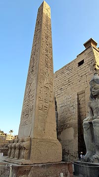 Obelisco gemello al tempio di Luxor di quello a Place de la Concorde a Parigi