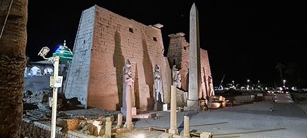 Ingresso monumentale (I Pilone) del tempio di Luxor di notte