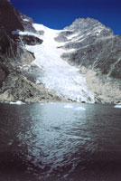 Un ghiacciaio si getta in un fiordo del sud