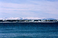 Le montagne di Ellesmere Island oltre lo stretto di Davis