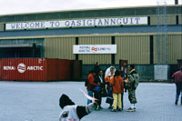 Bambini nel porto di Qasigiannguit, paesino della baia di Disko