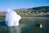 Un piccolo iceberg sulla spiaggia di Qaanaaq