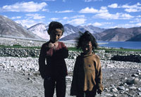 Bambini nel villaggio di Spangmik, sul lago di Pangong