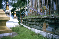 Muro mani e stupa dietro al monastero di Tashiding