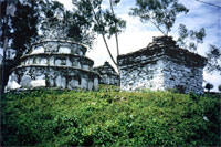 Monastero di Tashiding: antichi chorten