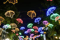 Ombrelli luminosi lungo l'Arbat di Shymkent