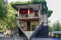 Casetta rovesciata nel parco giochi Mondo di Fantasia a Shymkent