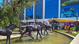Fontana davanti a un centro commerciale di Bishkek
