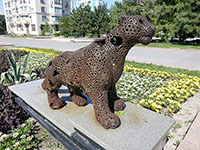 Statua di leopardo in un giordino pubblico a Bishkek