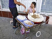 Venditrice di uova in Chuy Avenue a Bishkek