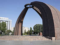 Monumento ai caduti in piazza della Vittoria a Bishkek
