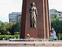 Omaggioai caduti in piazza della Vittoria a Bishkek