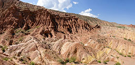 Formazioni nel canyon di Skazka sul lato meridionale del lago di Issyk Kul