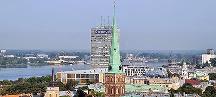 Vista di Riga dal belvedere sul campanile della chiesa di San Pietro