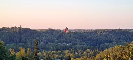 Il castello di Turaida sull'altro lato della valle del fiume Gauja rispetto a Sigulda