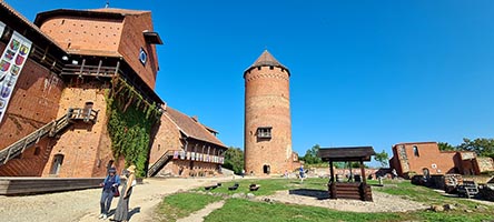 Il castello di Turaida sulla sponda opposta a Sigulda del fiume Gauja