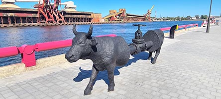 Statua nel porto di Ventspils