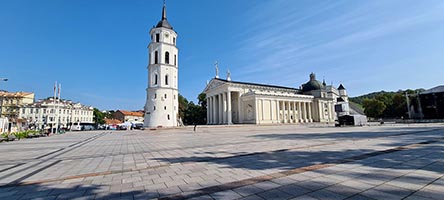 La piazza e il campanile della cattedrale di Vilnius di San Stanislao e San Vladislao