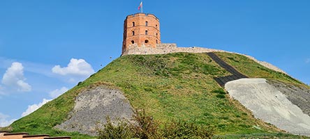 La storica torre di Gedimino sull'omonima collina al centro di Vilnius