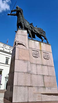 Statua equestre del Gran Duca Gediminas nella piazza della cattedrale a Vilnius 