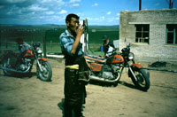 Un motociclista al distributore di benzina