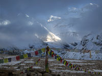 Bandiere di preghiera al campo base nord del Kangchenjunga