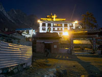 Il monastero di Tengboche di notte