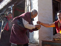Anziani ricevono la benedizione dal lama
