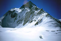 Il Gasherbrum I, 8067 m, dal pianoro del campo I