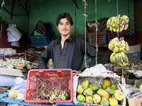 Al bazaar di Gilgit, bottega della frutta