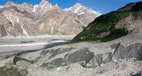 Un ghiacciaio laterale si getta nel Biafo in località Mango