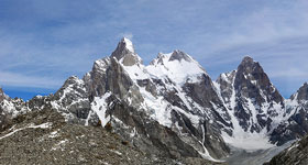 Il gruppo dei Latok, 7145 m, da una cima di 5100 m sopra Baintha