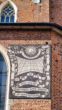 La piazza e il campanile della cattedrale di Vilnius di San Stanislao e San Vladislao